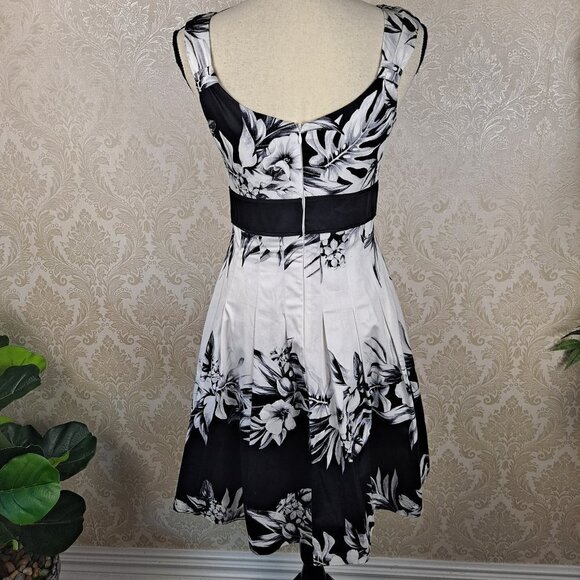WHMB Size 2 Black And White Fit and Flare Dress Wide Straps Defined Waist NWT - Picture 9 of 16